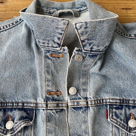Vintage Levi’s Women’s 4 Pockets Faded Trucker Jean Jacket - Picture 3 of 15